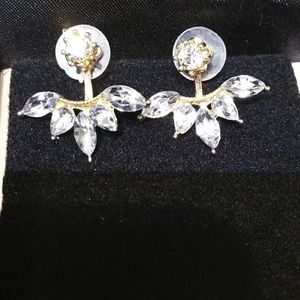 ☀️NEW BEAUTIFUL GOLD OR SILVER CZ EAR HUGGER EARRI